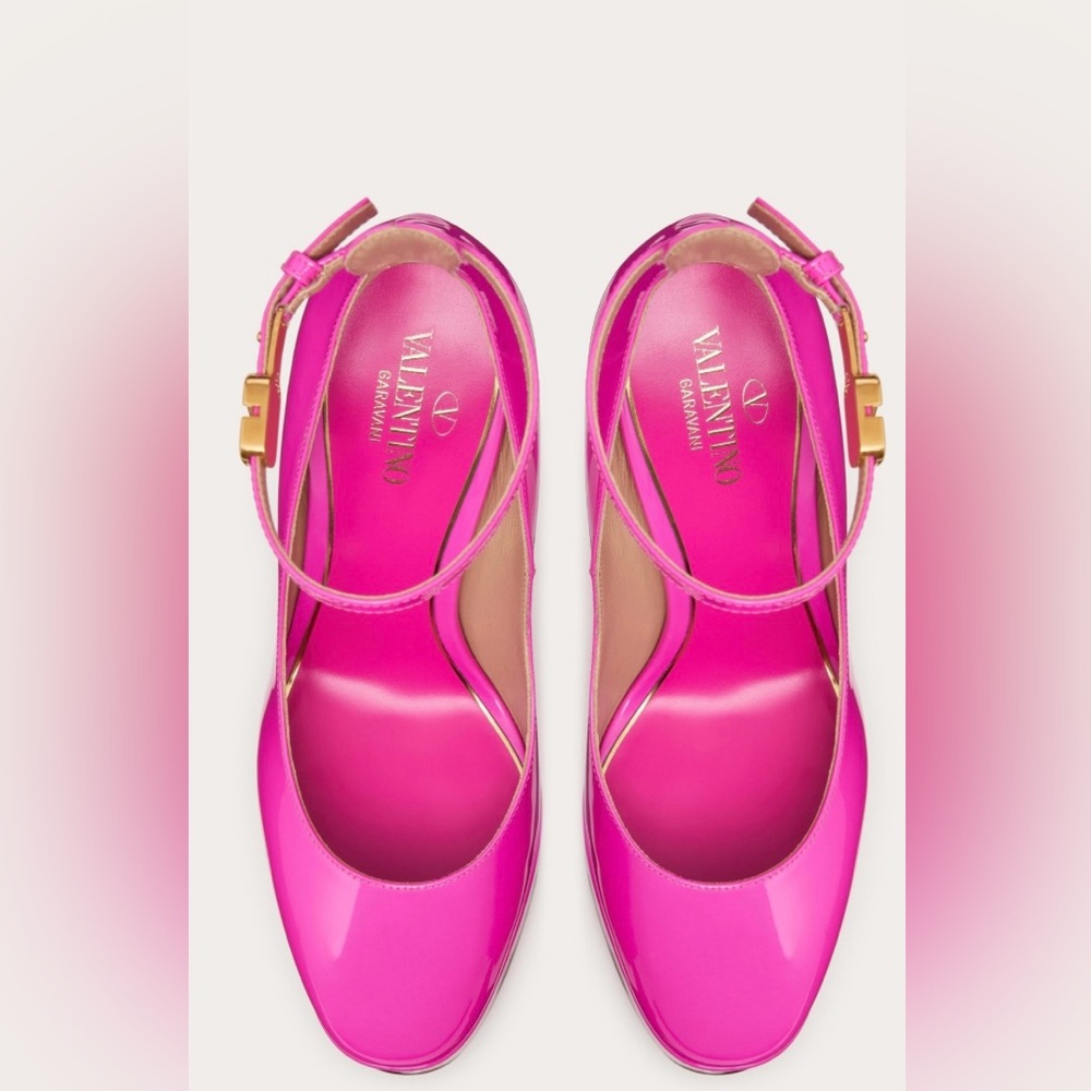 Valentino Garavani platform
Pumps